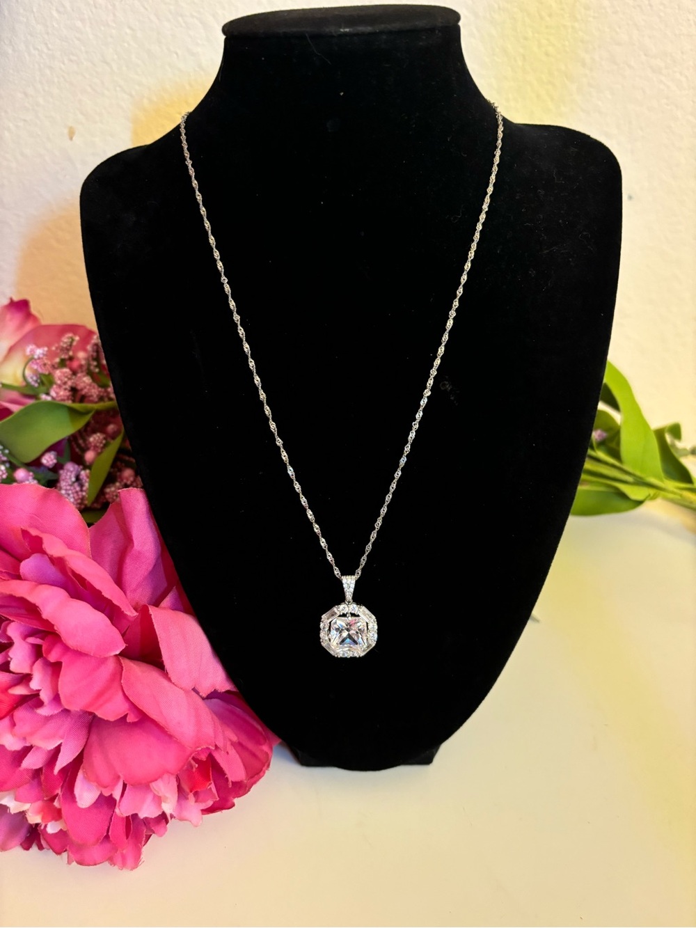 YGI 925 CN Sterling Silver Cubic Zirconia Halo Pendant Necklace, 20”, Like New